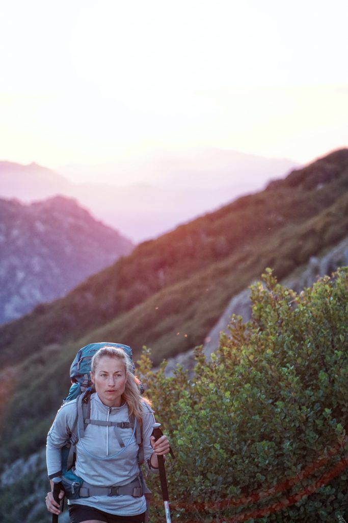 Femme pratiquant la marche nordique