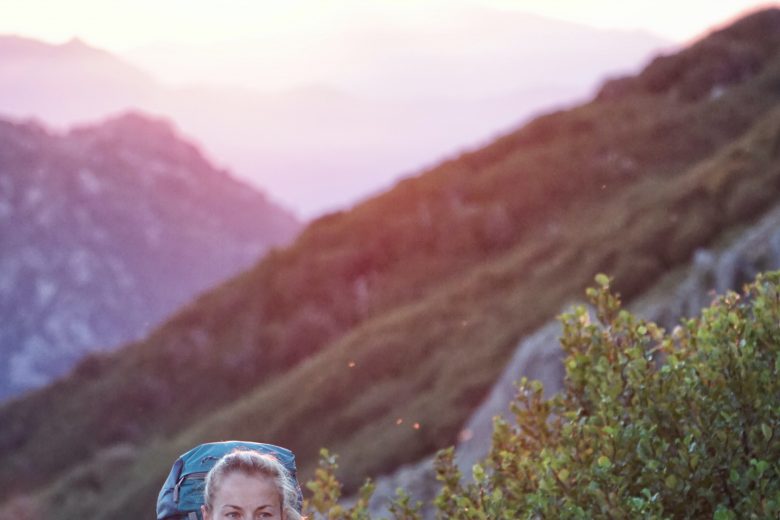 Femme pratiquant la marche nordique